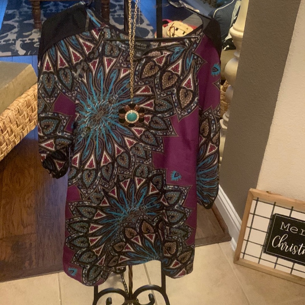 Beautiful blouse with the “full” sleeve trend and detached necklace